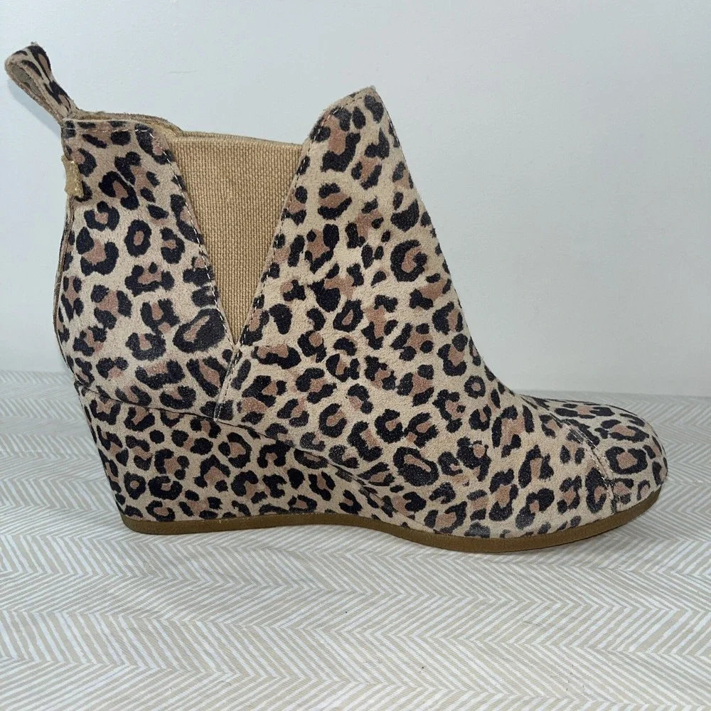 Toms Kelsey Desert Tan Leopard Pull On Wedge Heel Suede Ankle Boot Sz 8.5 Comfor